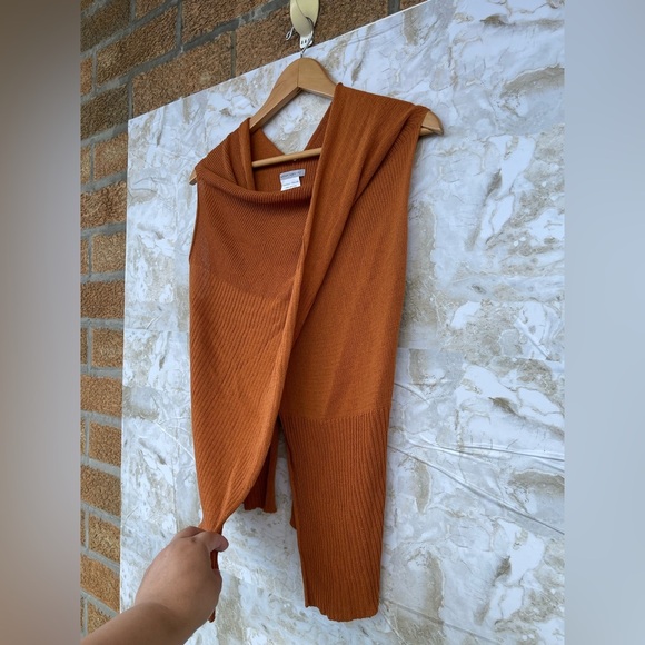 Sarah Pacini Sleeveless Sweater Vest – Rust Orange Knit, One Size (17″ P2P) - Picture 4 of 6